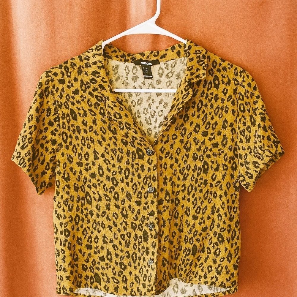 Forever 21 Leopard Print Cropped Button-Up Blouse – Size Small - Picture 3 of 5